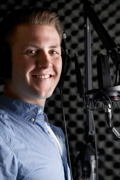 Hombre en el estudio de grabación hablando en el micrófono — Foto de Stock