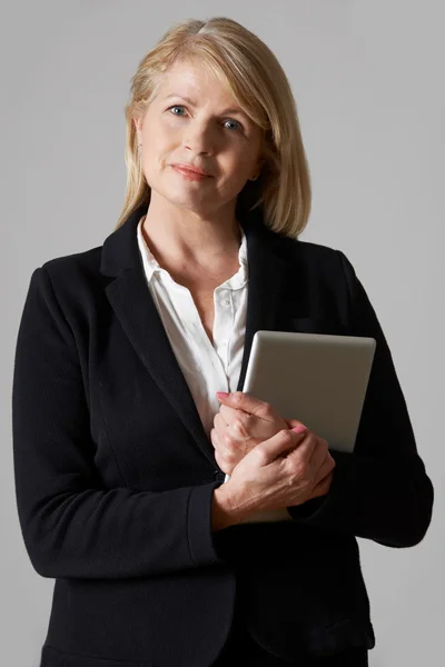 Retrato de maduro empresária segurando Digital Tablet — Fotografia de Stock