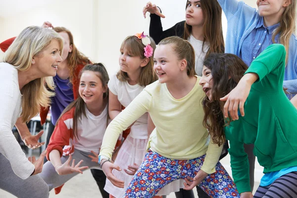 Grupa dzieci z nauczycielem razem ciesząc się dramat Klasa Obrazek Stockowy