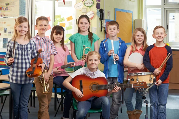 Retrato de estudiantes tocando juntos en la orquesta escolar — Foto de Stock