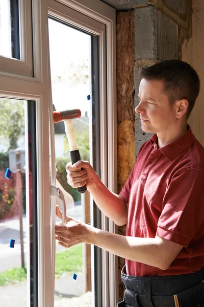 Trabajador de la construcción Instalación de nuevas ventanas en casa —  Fotos de Stock