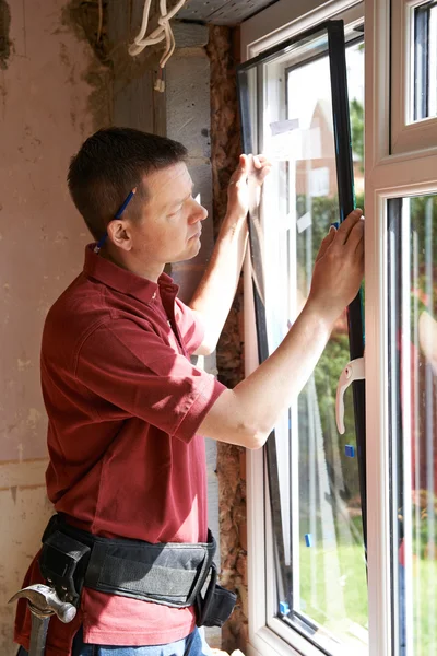 Bauarbeiter installiert neue Fenster im Haus — Stockfoto