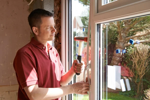 Trabajador de la construcción Instalación de nuevas ventanas en casa —  Fotos de Stock