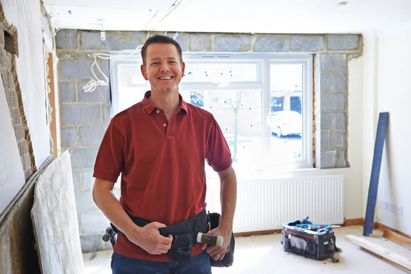 Retrato do construtor realizando melhorias em casa — Fotografia de Stock