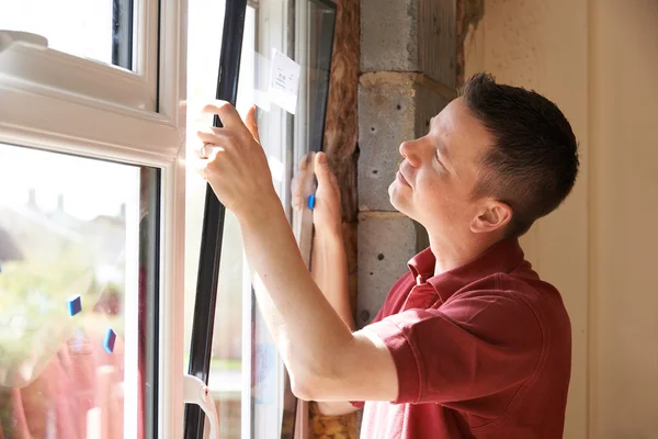 Trabajador de la construcción Instalación de nuevas ventanas en casa Imagen De Stock