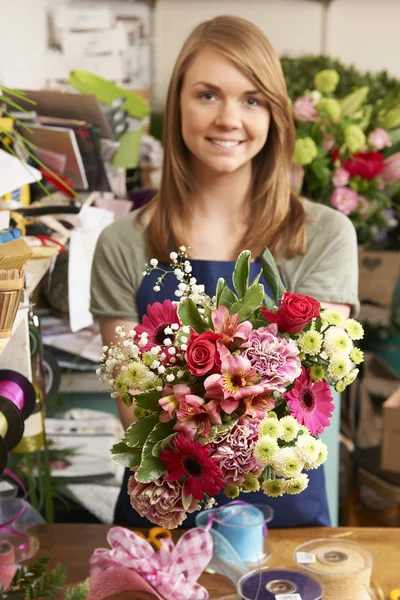 Květinářství pracuje na kytici v obchodě — Stock fotografie