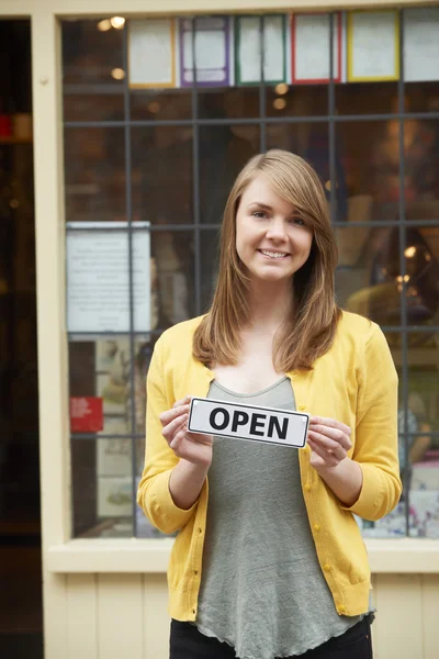 Retrato del propietario sosteniendo signo abierto fuera de la tienda de regalos — Foto de Stock