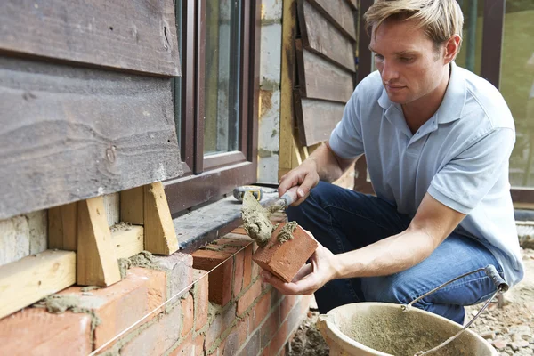 Construction Worker Laying Bricks On Site — Stock Photo, Image