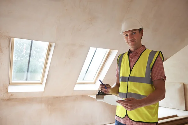 Building Inspector Looking At New Property — Stock Photo, Image