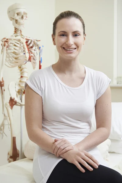 Portret van vrouwelijke osteopaat In raadpleging van de kamer — Stockfoto