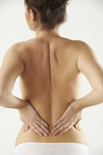 Studio Shot de mujer con dolor de espalda — Foto de Stock