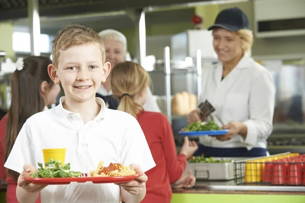 Aluno Masculino Com Almoço Saudável Na Cafeteria Escolar — Fotografia de Stock