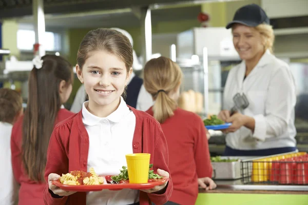 Alumna femenina con almuerzo saludable en la cafetería escolar —  Fotos de Stock