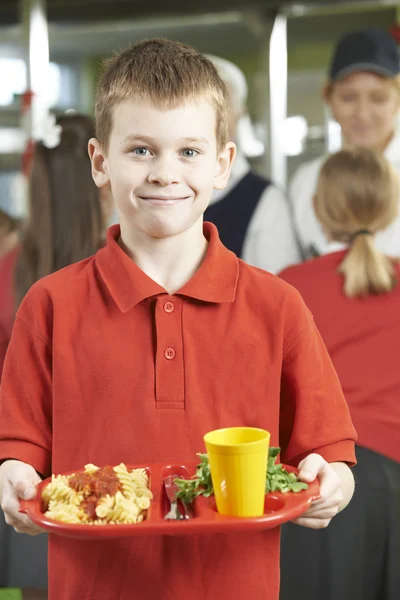 Alumno masculino con almuerzo saludable en la cafetería de la escuela — Foto de Stock