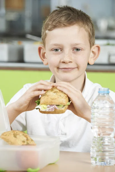 Учень сидить в школі Кафетерія їсть здоровий упакований обід — стокове фото