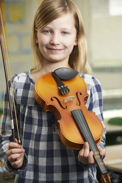 Flicka lära sig spela fiol i skolan musik lektion — Stockfoto