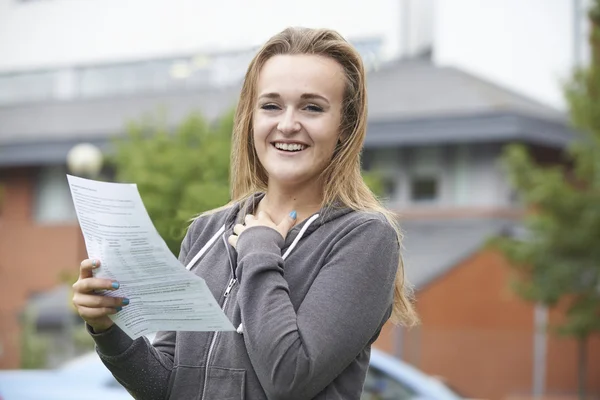 Девочка-подросток счастлива с хорошими результатами экзамена — стоковое фото