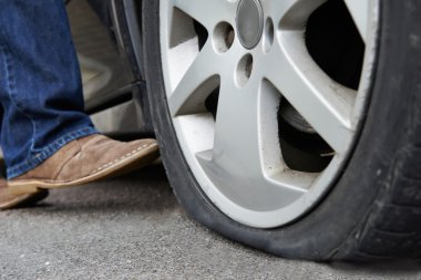 Motosiklet lastik arabaya tekme