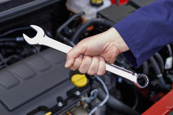 Mecânica segurando Spanner Fixação Motor de carro — Fotografia de Stock