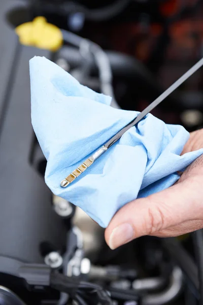 Close-Up Of Man Checking Car Engine Oil Level On Dipstick — Stock Photo, Image