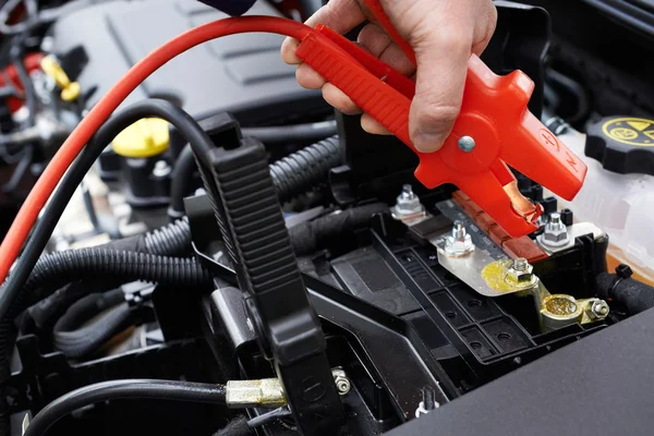 Close-Up Of Mechanic Attaching Jumper Cables To Car Battery — Stock Photo, Image