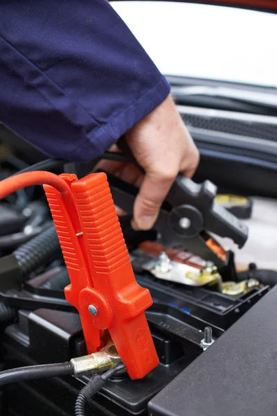 Close-Up Of Mechanic Attaching Jumper Cables To Car Battery — Stock Photo, Image