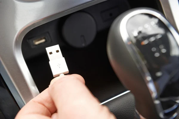 Primer plano del conector USB de mano en el coche — Foto de Stock