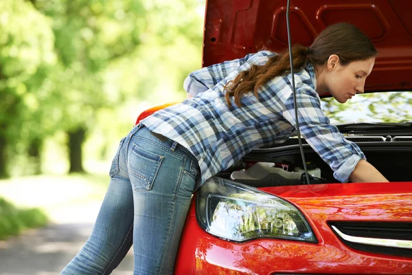 Női vezető keres a motorháztető az autó szerinti bontásban — Stock Fotó
