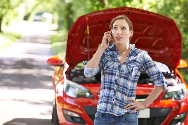 Female Motorist Phoning For Help After Breakdown — Stok Foto