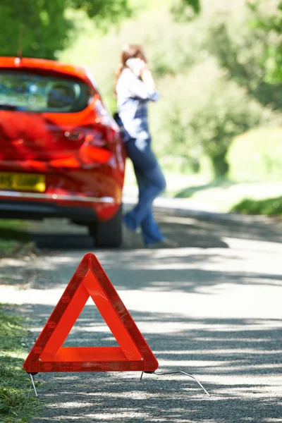 Femme conducteur brisé sur la route de campagne avec avertissement signe en F — Photo