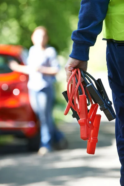 Mechanic bijwonen auto uitsplitsing naar landweg — Stockfoto