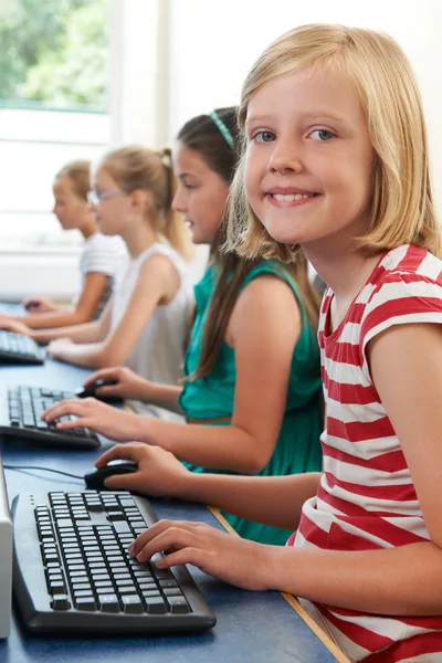 Groupe d'élèves de l'école primaire féminine en classe d'informatique — Photo