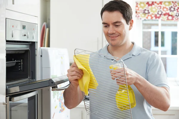 Pria membersihkan oven domestik di dapur — Stok Foto