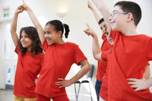 Kindergruppe genießt gemeinsamen Schauspielunterricht — Stockfoto
