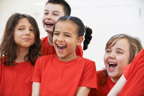 Kindergruppe genießt gemeinsamen Schauspielunterricht — Stockfoto