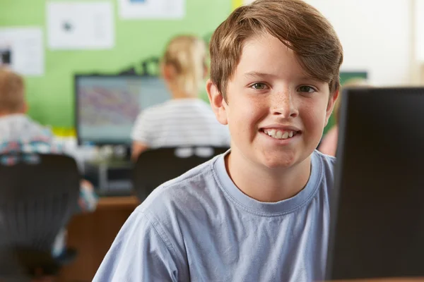 Mannelijke basisschool leerling van Computer klas — Stockfoto