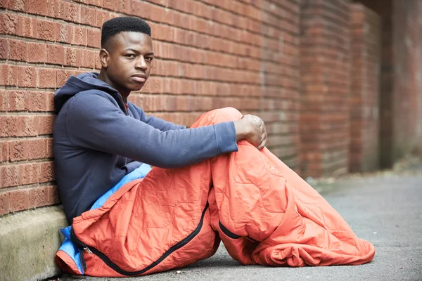 Уязвимый подросток, спящий на улице — стоковое фото