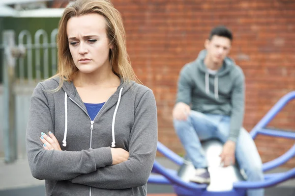 Portrait de couple d'adolescents malheureux en milieu urbain — Photo