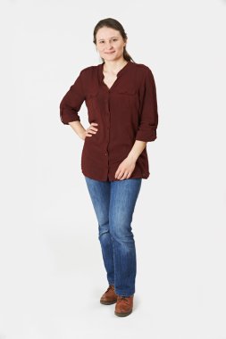 Tam uzunlukta Studio beyaz Backgr üzerinde duran kadın portresi