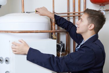 Erkek tesisatçı Kalorifer kazan üzerinde çalışma
