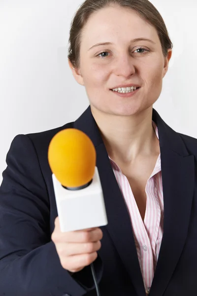 Retrato do estúdio do jornalista fêmea com microfone — Fotografia de Stock