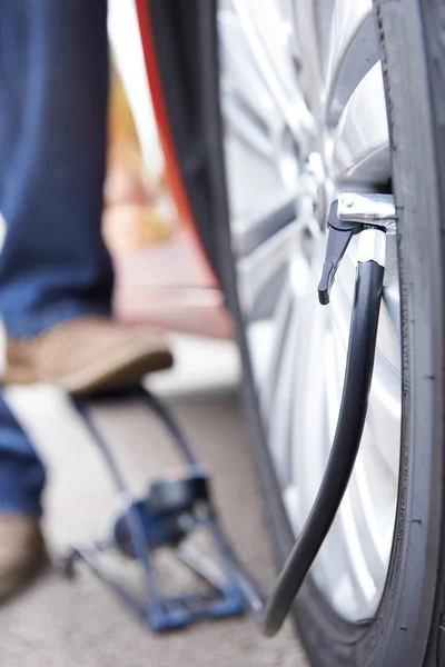 男人充气汽车轮胎与脚踏泵的特写 — 图库照片