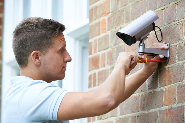 Conseiller de sécurité montage caméra de sécurité au mur de la maison — Photo