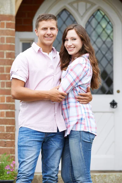 Porträtt av älskande par stående utanför hem — Stockfoto