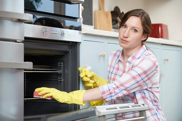 Portrait Of Fed Up Woman Cleaning Oven — Φωτογραφία Αρχείου