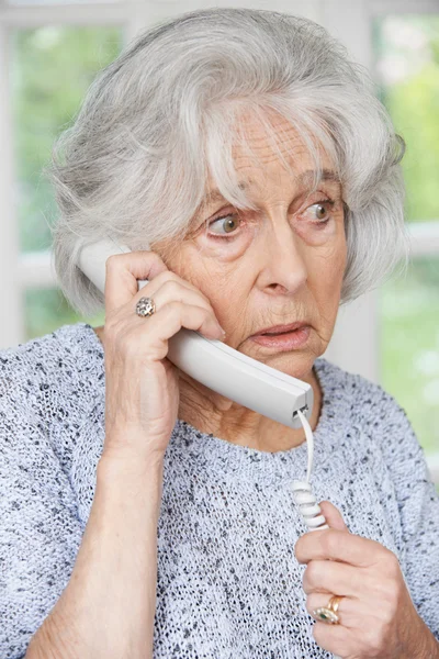 Orolig Senior kvinna svarar telefon hemma — Stockfoto