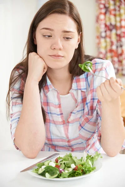 十几岁的女孩节食吃沙拉盘 — 图库照片