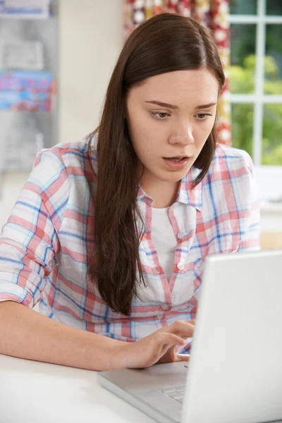 Дівчина-підліток Жертва онлайн знущання з ноутбуком — стокове фото