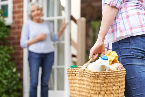 Person beim Einkaufen für ältere Nachbarin — Stockfoto