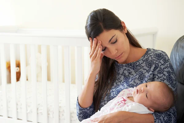 Madre Cansada Sufriendo de Depresión Post Natal — Foto de Stock